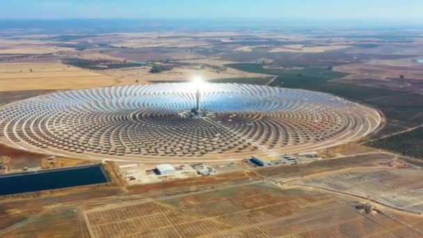 Vista Aérea Uma Grande Usina Térmica Solar Usa Espelhos Que — Vídeo de Stock