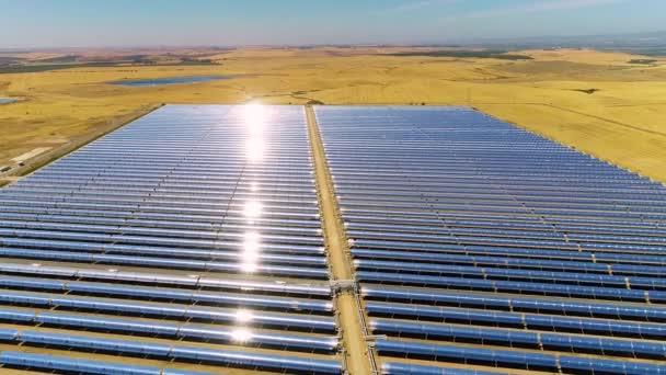 Bir Termik Santralin Güneş Panellerinin Havadan Görünüşü Fotovoltaik Enerji Santrali — Stok video