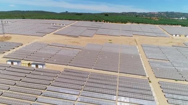 Luchtopname Van Een Boerderij Van Zonnepanelen Zonnecel Met Zonlicht Vliegen — Stockvideo