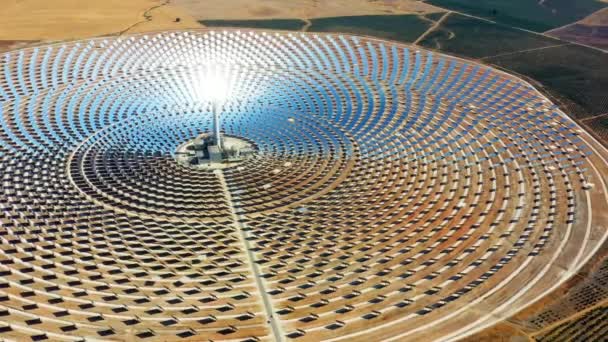 Luftbild Einer Großen Solarthermischen Anlage Nutzt Spiegel Die Die Sonnenstrahlen — Stockvideo