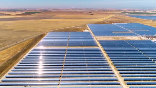 工場で太陽のきれいなエネルギーをキャプチャする太陽プロジェクトの太陽電池パネルの空中ビュー — ストック動画