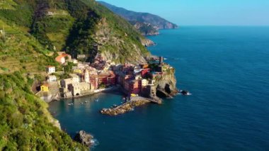 Liguria, Kuzey İtalya 'daki ünlü Cinque Terre kasabası Vernazza' nın hava manzarası. Seyahat ve tatil için mükemmel.