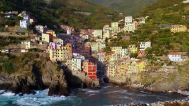 Manarola köyü, İtalya 'nın Cinque Terre kıyısında. Manarola, İtalya 'nın kuzeyindeki Liguria eyaletinin La Spezia eyaletine bağlı küçük bir kasabadır.