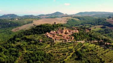 İtalya 'nın Toskana, İtalya' daki Monticchiello köyü. İnsansız hava aracı muhteşem köyün ve yeşil çayırların üzerinde uçuyor. İtalya 'da otantik seyahat için mükemmel.