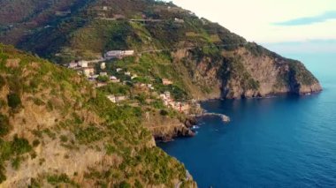 İtalya 'nın Cinque Terre kıyısındaki Manarola Köyü' nün hava manzarası. Manarola, İtalya 'nın kuzeyindeki Liguria eyaletinde yer alan bir şehirdir.