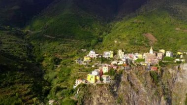 Manarola köyü, İtalya 'nın Cinque Terre kıyısında. Manarola, İtalya 'nın kuzeyindeki Liguria eyaletinin La Spezia eyaletine bağlı küçük bir kasabadır.