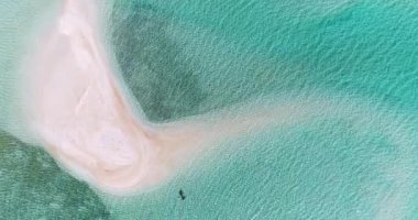 Fransız Polinezya Tahiti Fakarava mercan adası ve ünlü Mavi Göl, mercan resifi ve Pasifik Okyanusu