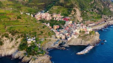 İtalya 'nın Cinque Terre kıyısındaki Manarola Köyü' nün hava manzarası. Manarola, İtalya 'nın kuzeyindeki Liguria eyaletinde yer alan bir şehirdir.