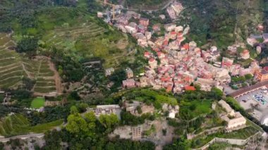 Monterosso, Liguria Bölgesi 'nin (kuzey İtalya) bir parçası olan La Spezia eyaletine bağlı bir köydür. Cinque Terre 'deki beş köyden biridir. İnsansız hava aracı ve seyahat konseptiyle hava görüntüsü