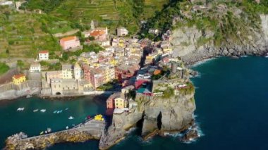 Manarola köyü, İtalya 'nın Cinque Terre kıyısında. Manarola, İtalya 'nın kuzeyindeki Liguria eyaletinin La Spezia eyaletine bağlı küçük bir kasabadır.