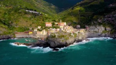 Cinque Terre Ulusal Parkı 'ndaki Vernazza köyündeki uçurumlardaki popüler turizm merkezleri UNESCO Dünya Mirasları Alanı, Vernazza, Liguria, İtalya
