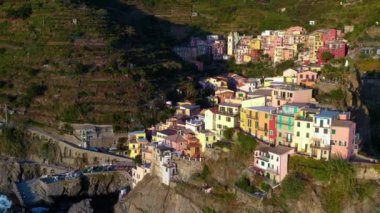Manarola köyü, İtalya 'nın Cinque Terre kıyısında, gün batımının altında. Manarola, İtalya 'nın kuzeyindeki Liguria eyaletinde yer alan bir şehirdir. Hava aracı görünümü 