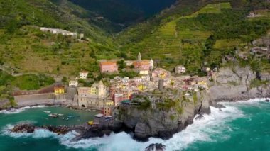 Liguria, Kuzey İtalya 'daki ünlü Cinque Terre kasabası Vernazza' nın hava manzarası. Seyahat ve tatil için mükemmel.