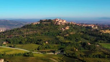 Güneşin altındaki muhteşem otantik İtalyan villası. Ev yeşil çayırlarla çevrili. Toskana, İtalya 'da insansız hava aracı ile hava görüntüsü