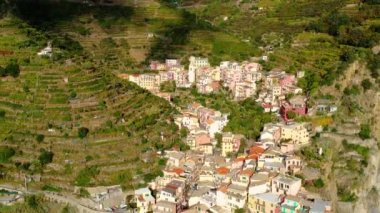 Manarola köyü, İtalya 'nın Cinque Terre kıyısında, gün batımının altında. Manarola, İtalya 'nın kuzeyindeki Liguria eyaletinde yer alan bir şehirdir. Hava aracı görünümü 