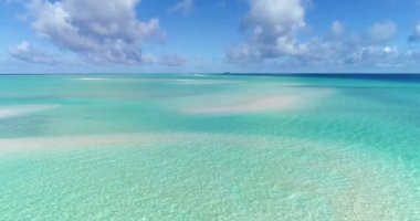 Fransız Polinezya Tahiti Fakarava mercan adası ve ünlü Mavi Göl, mercan resifi ve Pasifik Okyanusu