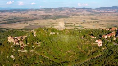 Güneşin altındaki muhteşem otantik İtalyan villası. Ev yeşil çayırlarla çevrili. Toskana, İtalya 'da insansız hava aracı ile hava görüntüsü