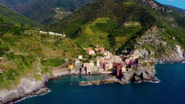 Manarola köyü, İtalya 'nın Cinque Terre kıyısında. Manarola, İtalya 'nın kuzeyindeki Liguria eyaletinin La Spezia eyaletine bağlı küçük bir kasabadır.