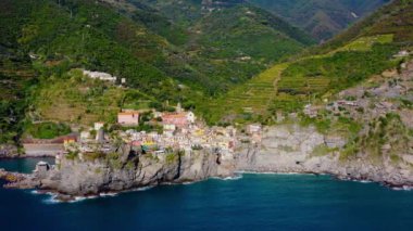 Manarola köyü, İtalya 'nın Cinque Terre kıyısında. Manarola, İtalya 'nın kuzeyindeki Liguria eyaletinin La Spezia eyaletine bağlı küçük bir kasabadır.