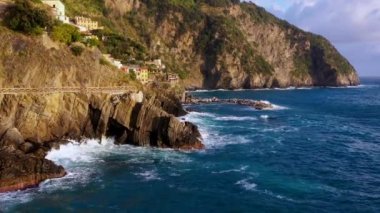 Monterosso, Liguria Bölgesi 'nin (kuzey İtalya) bir parçası olan La Spezia eyaletine bağlı bir köydür. Cinque Terre 'deki beş köyden biridir. İnsansız hava aracı ve seyahat konseptiyle hava görüntüsü