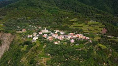 Monterosso, Liguria Bölgesi 'nin (kuzey İtalya) bir parçası olan La Spezia eyaletine bağlı bir köydür. Cinque Terre 'deki beş köyden biridir. İnsansız hava aracı ve seyahat konseptiyle hava görüntüsü