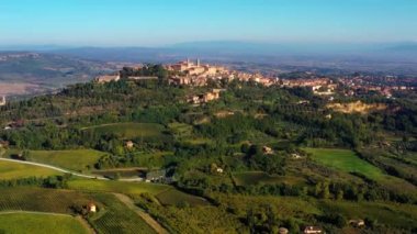 İtalya 'nın Toskana, İtalya' daki Monticchiello köyü. İnsansız hava aracı muhteşem köyün ve yeşil çayırların üzerinde uçuyor. İtalya 'da otantik seyahat için mükemmel.