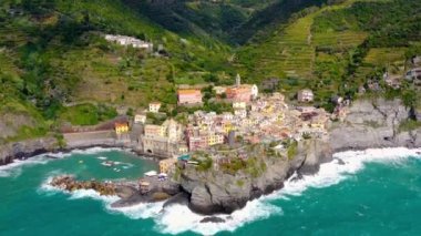 Liguria, Kuzey İtalya 'daki ünlü Cinque Terre kasabası Vernazza' nın hava manzarası. Seyahat ve tatil için mükemmel.
