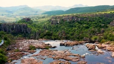 Güney Afrika 'daki Blyde nehri kanyonu nehri. Doğayla dolu güzel bir manzara ve seyahat ve tatil için mükemmel. İnsansız hava aracı ile hava görüntüsü