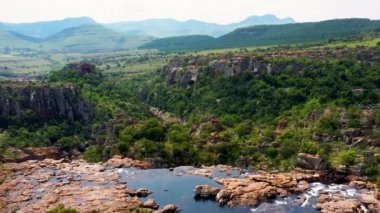 Güney Afrika 'daki Blyde nehri kanyonu nehri. Doğayla dolu güzel bir manzara ve seyahat ve tatil için mükemmel. İnsansız hava aracı ile hava görüntüsü