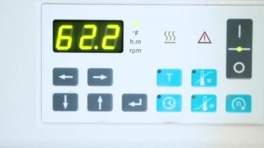 Arka planda dijital programlanabilir termostat, kapat