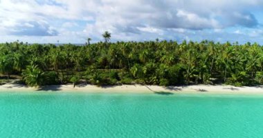Fransız Polinezya Tahiti Fakarava mercan adası ve ünlü Mavi Göl, mercan resifi ve Pasifik Okyanusu