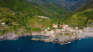 Liguria, Kuzey İtalya 'daki ünlü Cinque Terre kasabası Vernazza' nın hava manzarası. Seyahat ve tatil için mükemmel.