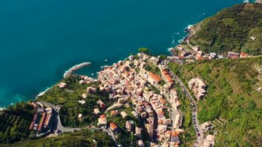 Riomaggiore köyü La Spezia, İtalya 'da Cinque Terre' nin bir köyü. İHA 'yla uçmak. Havadan bakıldığında seyahat ve turizm kavramı