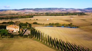 Güneşin altındaki muhteşem otantik İtalyan villası. Ev yeşil çayırlarla çevrili. Toskana, İtalya 'da insansız hava aracı ile hava görüntüsü