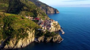 Manarola köyü, İtalya 'nın Cinque Terre kıyısında, gün batımının altında. Manarola, İtalya 'nın kuzeyindeki Liguria eyaletinde yer alan bir şehirdir. Hava aracı görünümü 