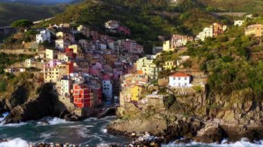 Manarola köyü, İtalya 'nın Cinque Terre kıyısında. Manarola, İtalya 'nın kuzeyindeki Liguria eyaletinin La Spezia eyaletine bağlı küçük bir kasabadır.
