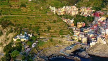 İtalya 'nın Cinque Terre kıyısındaki Manarola Köyü' nün hava manzarası. Manarola, İtalya 'nın kuzeyindeki Liguria eyaletinde yer alan bir şehirdir.