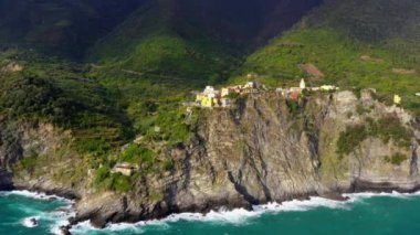 Corniglia - İtalya kıyılarındaki Cinque Terre Ulusal Parkı Köyü. La Spezia ili, Liguria, İtalya 'nın kuzeyinde. Hava görüntüsü. Avrupa 'da seyahat ve eğlence merkezi.