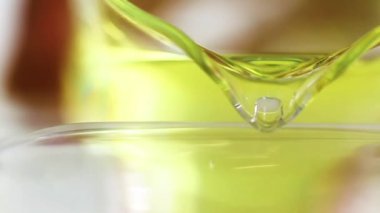 Laboratuvarda sıvı akıyor. Yakın çekim görüntüsü. Bilim deneyi konsepti