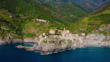 Liguria, Kuzey İtalya 'daki ünlü Cinque Terre kasabası Vernazza' nın hava manzarası. Seyahat ve tatil için mükemmel.
