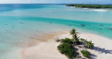 Fransız Polinezya Tahiti Fakarava mercan adası ve ünlü Mavi Göl, mercan resifi ve Pasifik Okyanusu