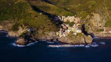 Manarola köyü, İtalya 'nın Cinque Terre kıyısında. Manarola, İtalya 'nın kuzeyindeki Liguria eyaletinin La Spezia eyaletine bağlı küçük bir kasabadır.