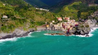 Manarola köyü, İtalya 'nın Cinque Terre kıyısında. Manarola, İtalya 'nın kuzeyindeki Liguria eyaletinin La Spezia eyaletine bağlı küçük bir kasabadır.