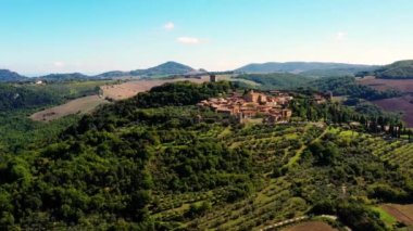 İtalya 'nın Toskana, İtalya' daki Monticchiello köyü. İnsansız hava aracı muhteşem köyün ve yeşil çayırların üzerinde uçuyor. İtalya 'da otantik seyahat için mükemmel.