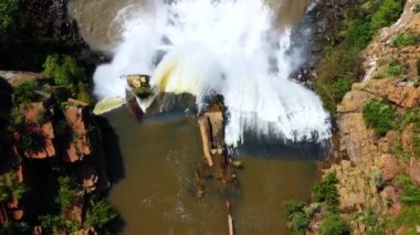 Güney Afrika 'da bir şelalenin üzerindeki hava manzarası. Her tarafı yeşil ağaçlarla kaplı güzel bir Afrika manzarası, seyahat ve tatil için mükemmel - insansız hava aracı ile hava manzarası