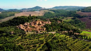 İtalya 'nın Toskana, İtalya' daki Monticchiello köyü. İnsansız hava aracı muhteşem köyün ve yeşil çayırların üzerinde uçuyor. İtalya 'da otantik seyahat için mükemmel.
