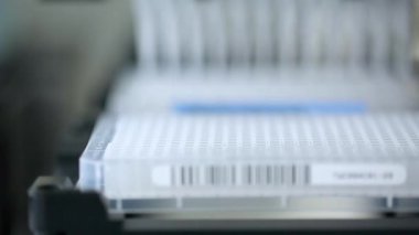 COVID-19 koronavirüs, aşı seri üretimi, yakın çekim tüpleri. COVID-19 laboratuvar araştırması, aşı geliştirme