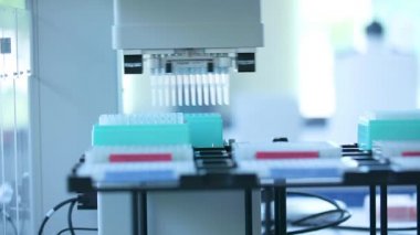 Klinik laboratuarında otomasyon. Robot laboratuarı borulama. Tıbbi robot bilimi. Araştırma ve bilim geçmişi.