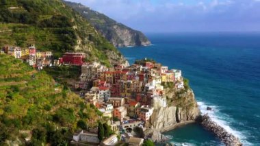 Manarola köyü, İtalya 'nın Cinque Terre kıyısında. Manarola, İtalya 'nın kuzeyindeki Liguria eyaletinin La Spezia eyaletine bağlı küçük bir kasabadır.