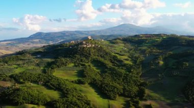 İtalya 'nın Toskana, İtalya' daki Monticchiello köyü. İnsansız hava aracı muhteşem köyün ve yeşil çayırların üzerinde uçuyor. İtalya 'da otantik seyahat için mükemmel.
